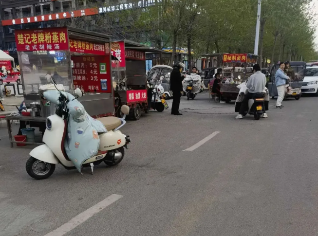 禹州一路口商贩长期占道经营，官方回复全部进行疏导劝离！